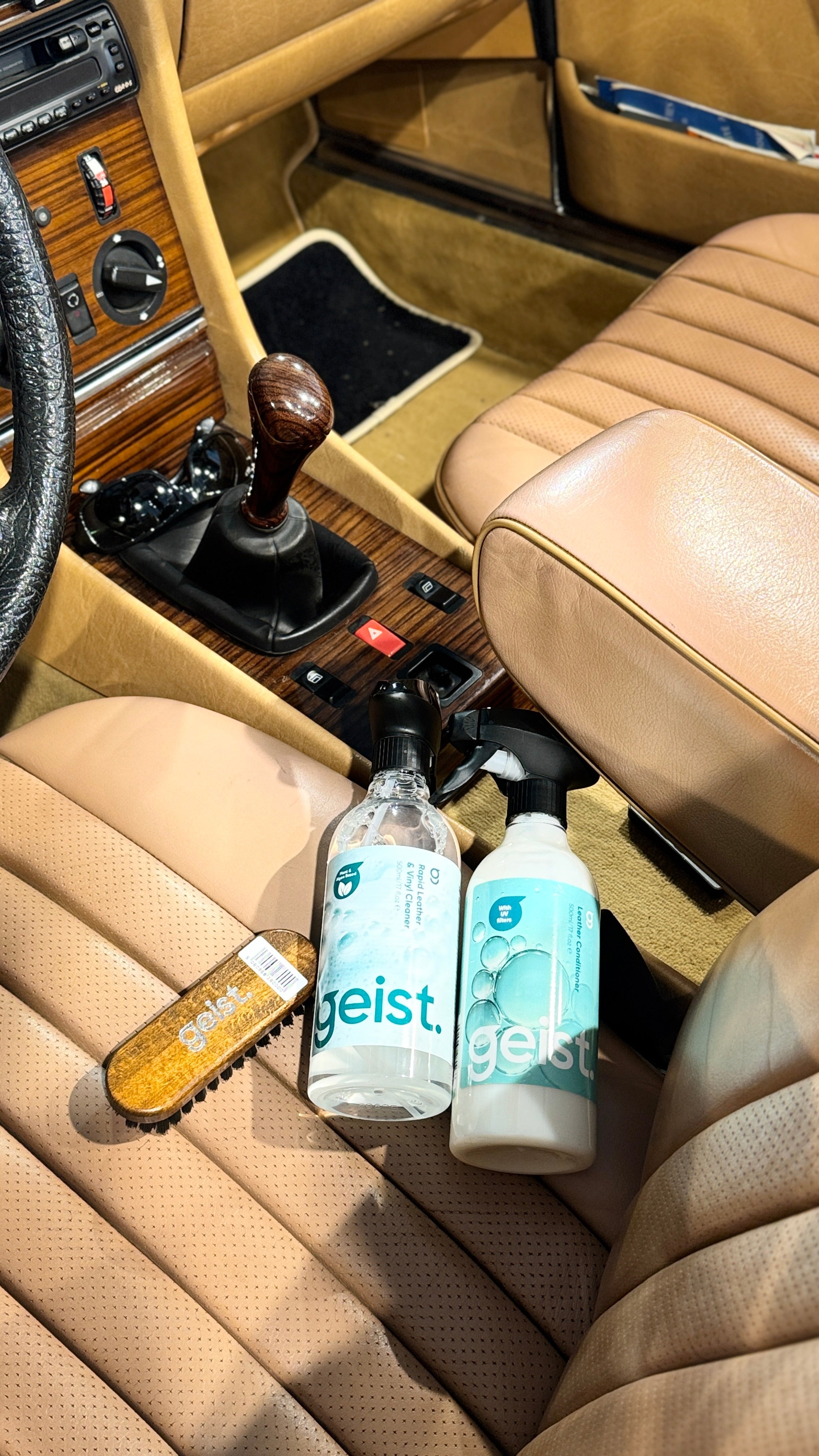 Siège en cuir beige automobile propre et entretenu illustrant le résultat d'un bon nettoyant cuir Geist
