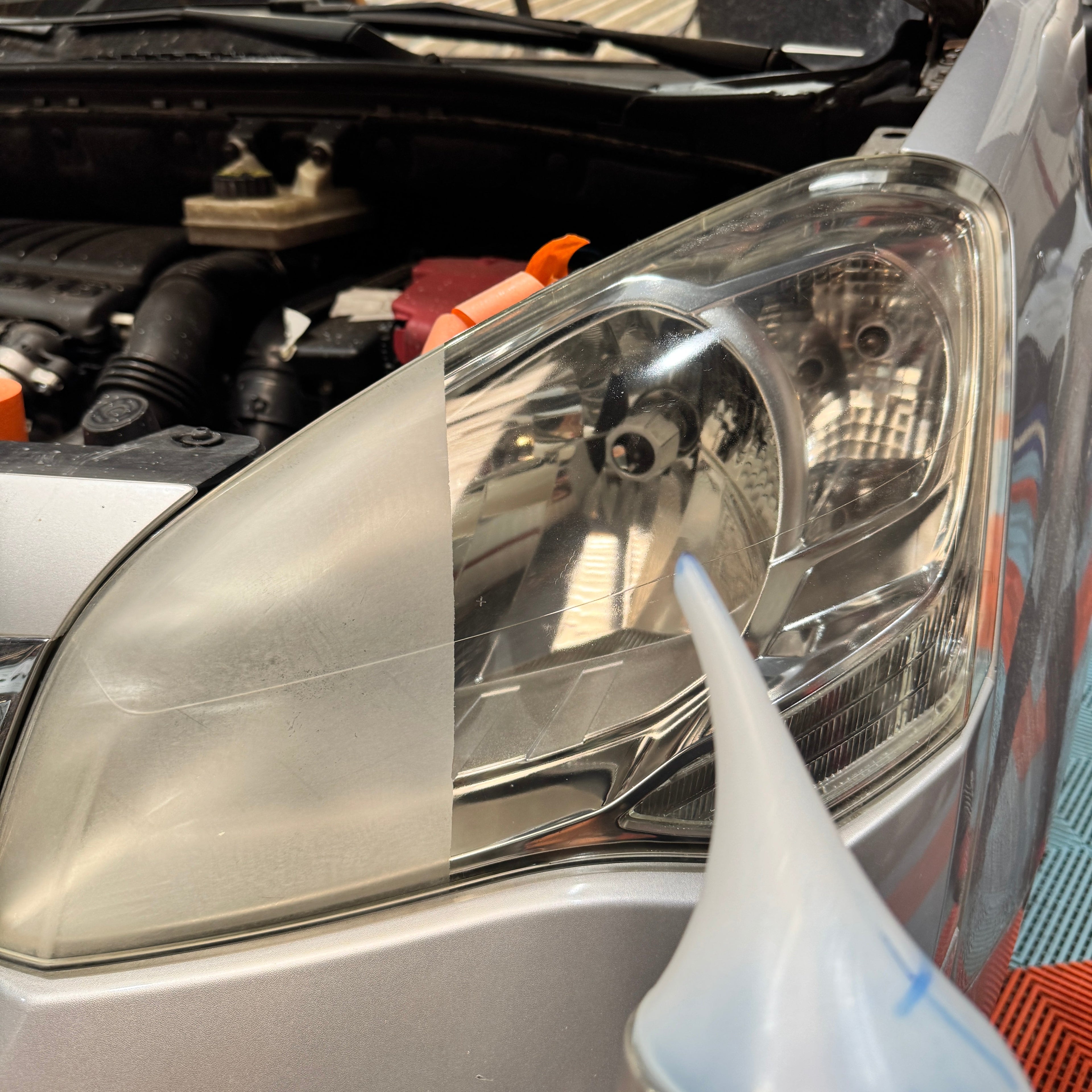 Rénovation phare automobile avant après — ponçage et polissage professionnel