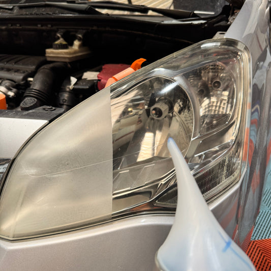 Rénovation phare automobile avant après — ponçage et polissage professionnel