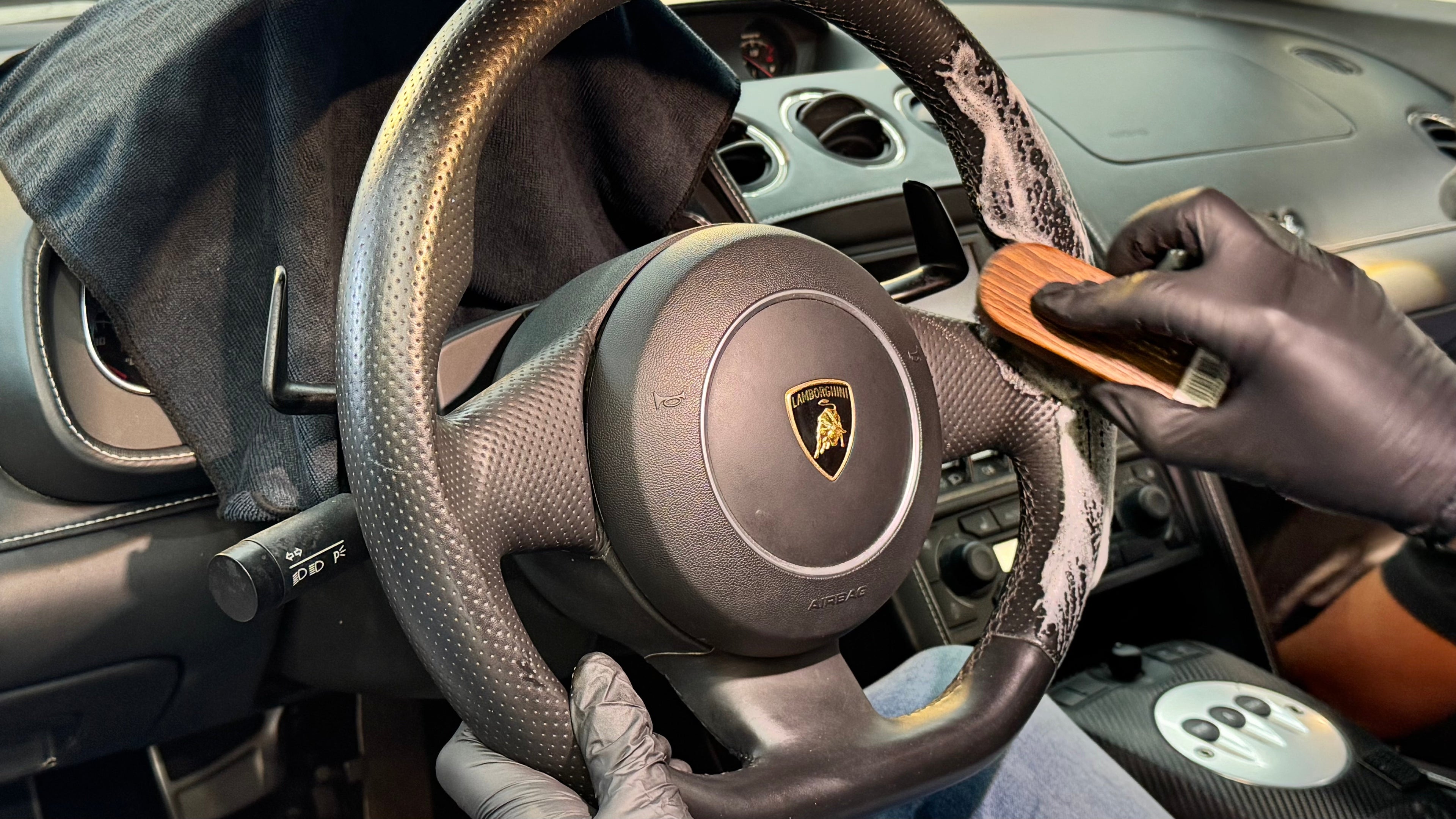Volant en cuir automobile en gros plan illustrant l'usure et le besoin d'entretien spécifique des volants cuir