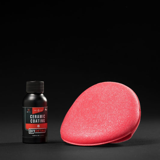 Revêtement céramique DIY Detail – Protection 8 ans pour carrosserie automobile, flacon noir avec logo, sur fond sombre élégant.